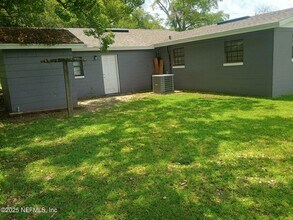 4305 Bessie Cir W in Jacksonville, FL - Foto de edificio - Building Photo
