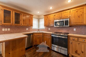 610 E Current Cir in Ozark, MO - Foto de edificio - Building Photo