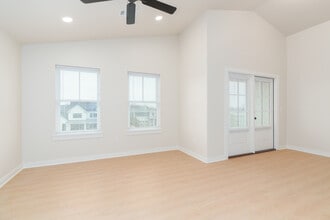 Newbury Flats in St. Charles, MO - Foto de edificio - Interior Photo