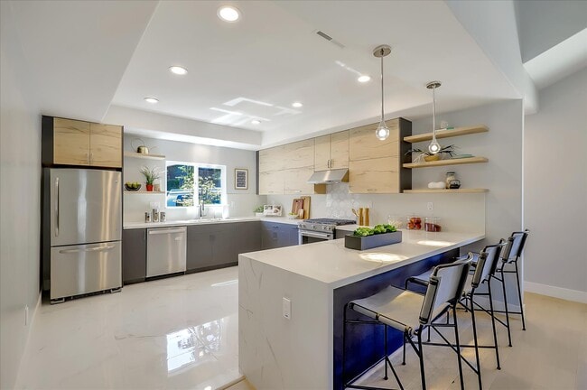 property at 914 Everett Ave