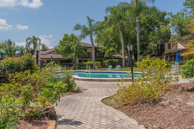 Raintree Village Condominiums in Clearwater, FL - Foto de edificio - Building Photo