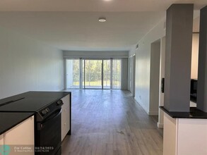 3250 N Palm Aire Dr in Pompano Beach, FL - Building Photo - Building Photo