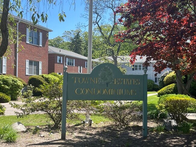 169 Lake Shore Rd in Boston, MA - Foto de edificio - Building Photo