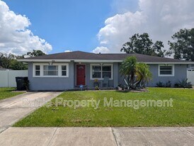 1002 Kirkland Dr in Tampa, FL - Building Photo