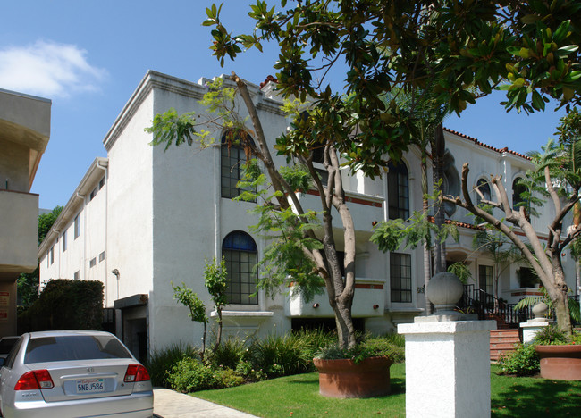 3751 S Canfield Ave in Los Angeles, CA - Foto de edificio - Building Photo