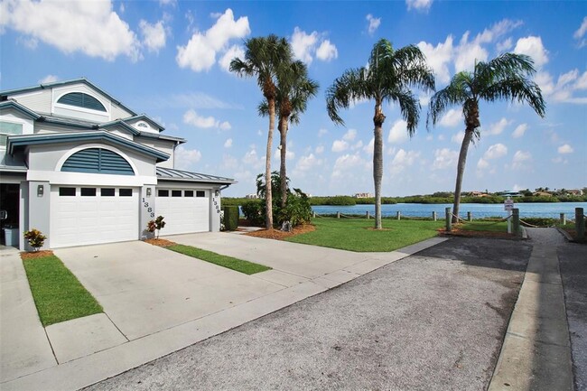 1389 Siesta Bayside Dr in Siesta Key, FL - Foto de edificio - Building Photo