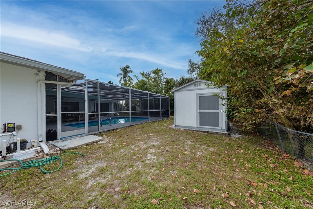 12150 McGregor Blvd in Ft. Myers, FL - Building Photo