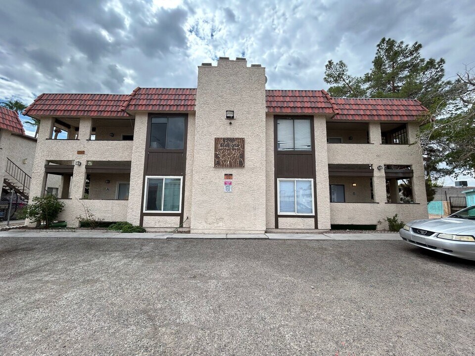 6249 Bellota Dr in Las Vegas, NV - Foto de edificio