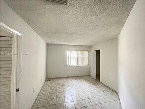 680 W Park Dr in Miami, FL - Building Photo - Building Photo