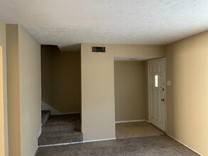 28 W Creek Ln in Grand Prairie, TX - Foto de edificio - Building Photo