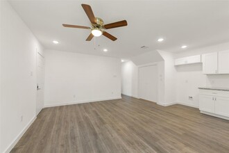 8713 Southwark St-Unit -B in Houston, TX - Building Photo - Building Photo