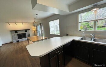 2145 Lakeshire Dr in West Bloomfield Township, MI - Building Photo - Building Photo