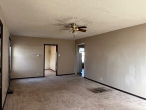 920 E 16th Ave in Hutchinson, KS - Building Photo - Building Photo