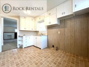 125 W 16th Ave in Hutchinson, KS - Building Photo - Building Photo