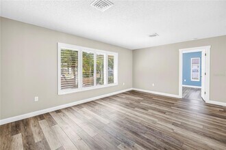 5771 Timberlake Dr in Sarasota, FL - Foto de edificio - Building Photo