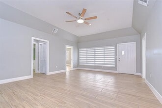 5737 Shore Blvd S in Gulfport, FL - Foto de edificio - Building Photo