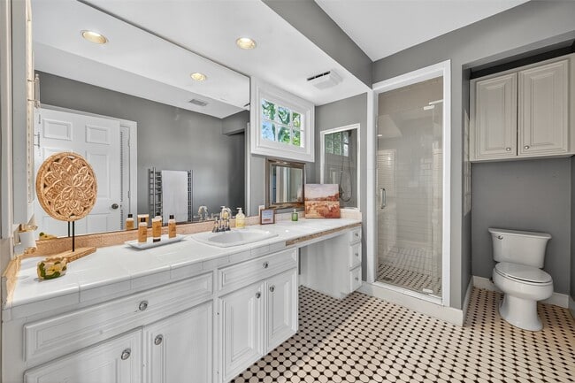 property at 810 W 41st St