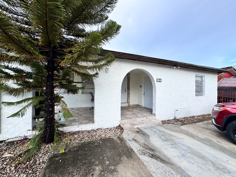 1041 NW 32nd Pl in Miami, FL - Building Photo
