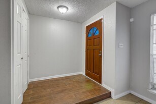 5825 W Tidwell Rd in Houston, TX - Building Photo