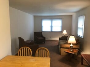 103 E Irving St, Unit B in Normal, IL - Foto de edificio - Building Photo