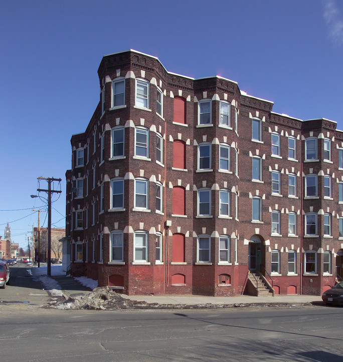 130 Newton St in Holyoke, MA - Foto de edificio