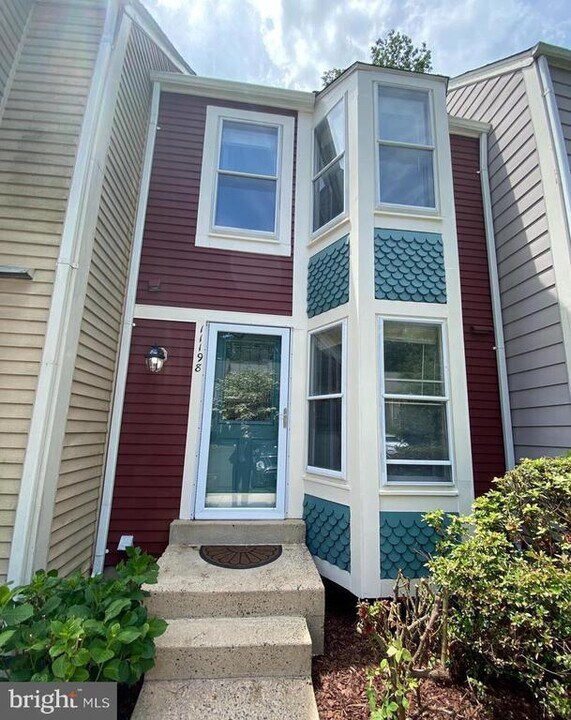 11198 Silentwood Ln in Reston, VA - Building Photo