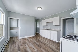 27 Hillman St in Chicopee, MA - Building Photo - Building Photo