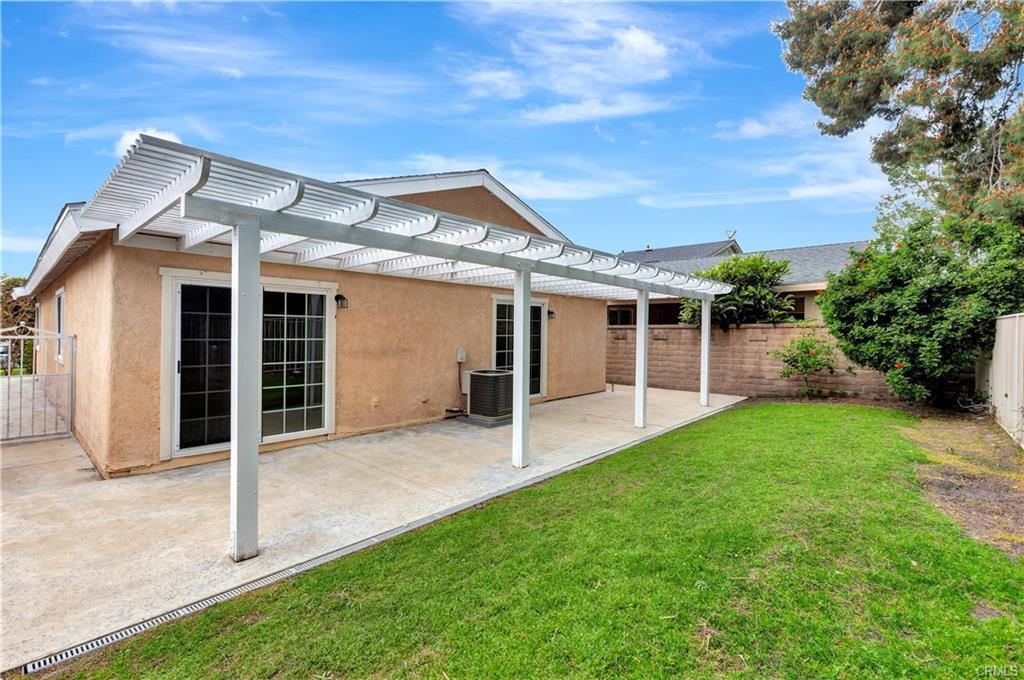 21822 Jinetes in Mission Viejo, CA - Building Photo