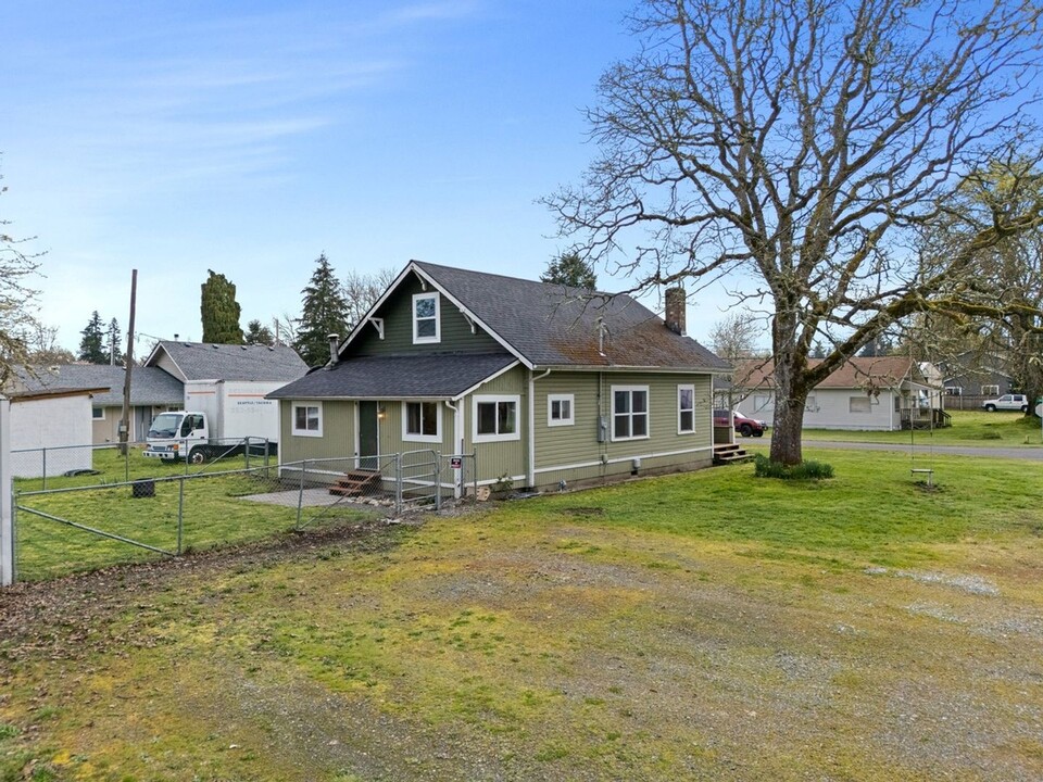 306 3rd St in Roy, WA - Building Photo
