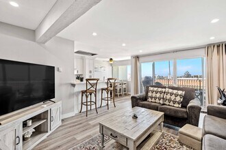 1720 Ardmore Ave, Unit 323 in Hermosa Beach, CA - Building Photo - Building Photo