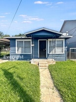 1607 El Paso St in San Antonio, TX - Building Photo