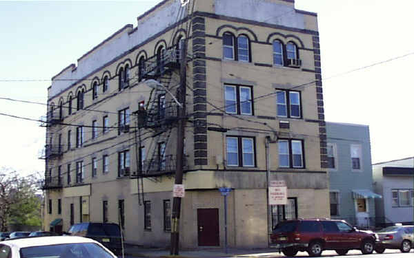 335 67th St in West New York, NJ - Building Photo - Building Photo