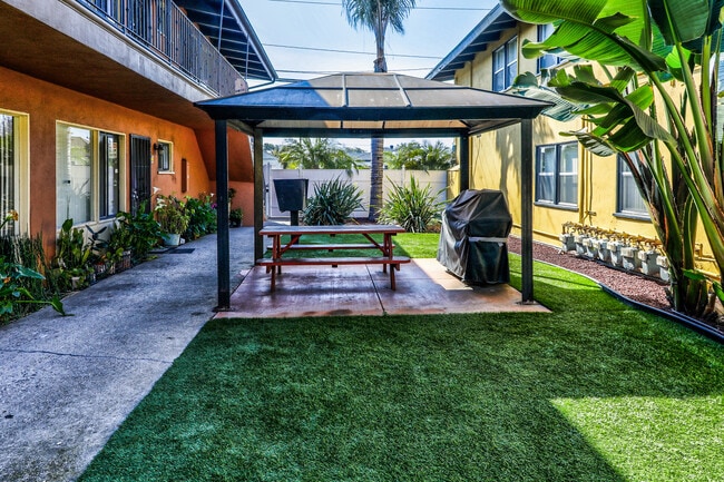 Marine Terrace in Gardena, CA - Foto de edificio - Building Photo