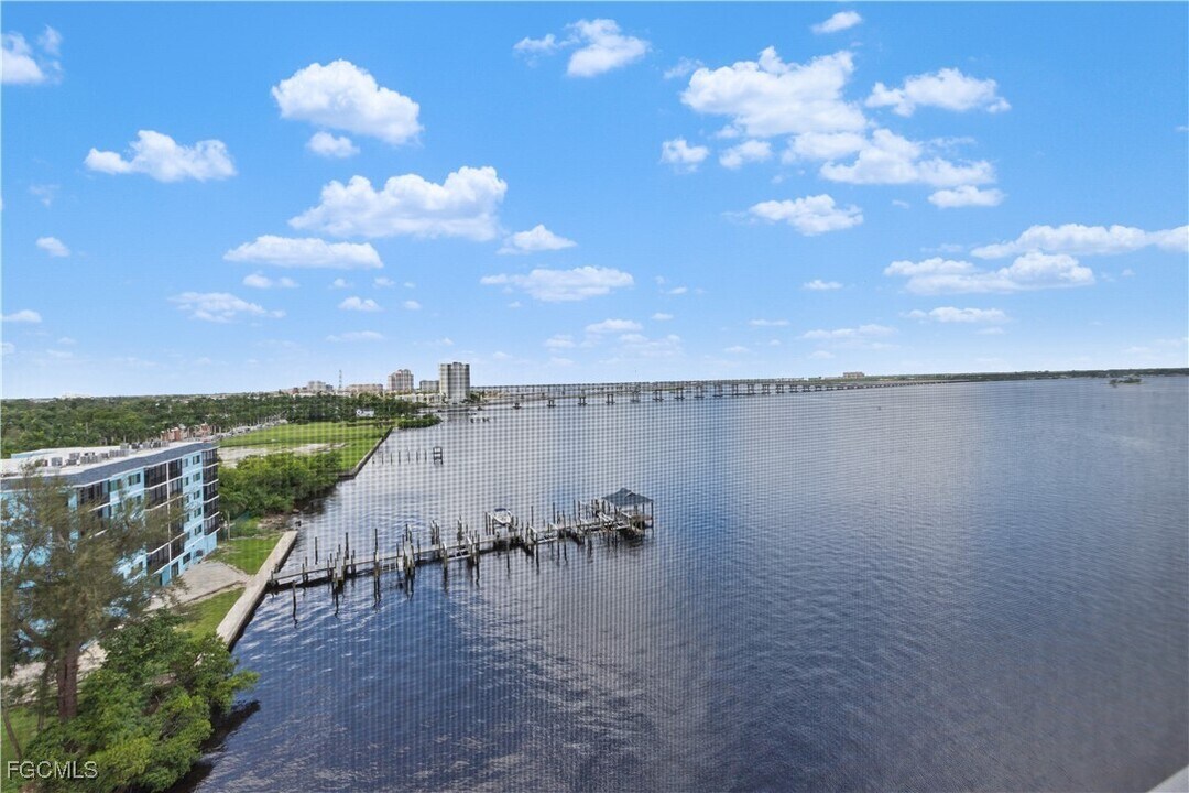 2743 First St in Ft. Myers, FL - Building Photo