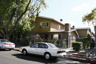 Hartland Apartments in Winnetka, CA - Foto de edificio - Building Photo