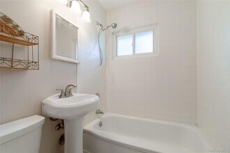 27 Collins Rd in Glen Cove, NY - Building Photo - Building Photo