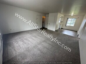 216 N Flower St in Anchorage, AK - Building Photo - Building Photo