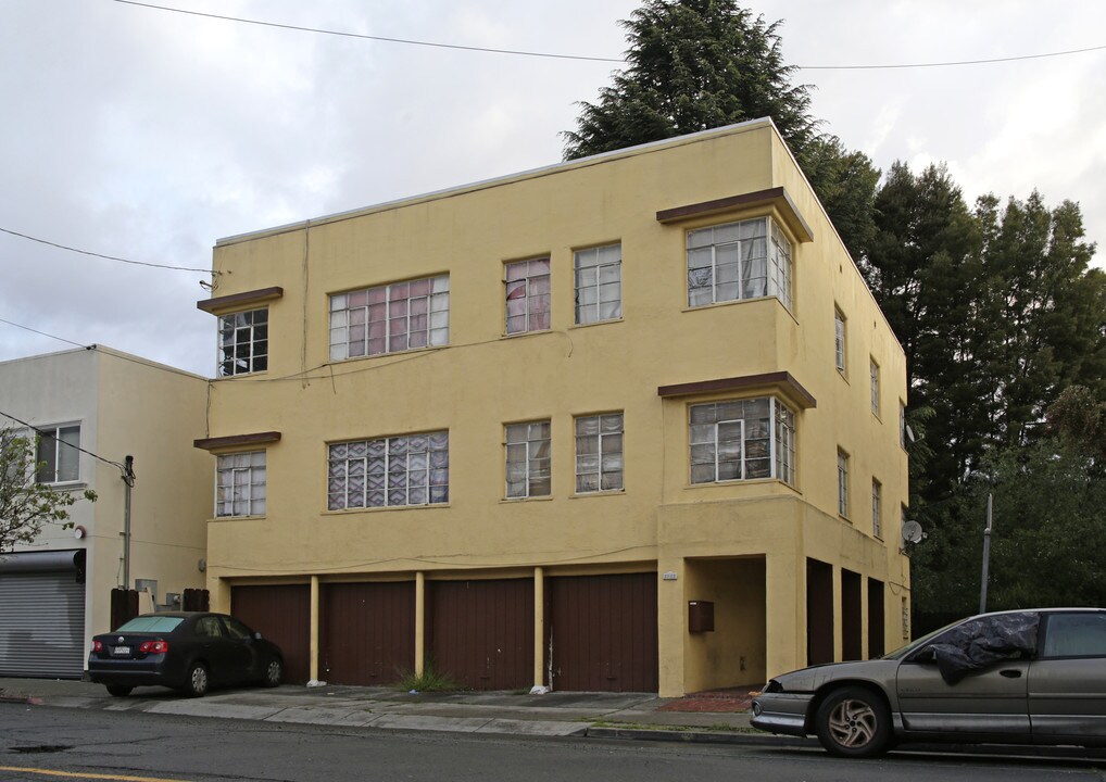 5922 Camden St in Oakland, CA - Building Photo