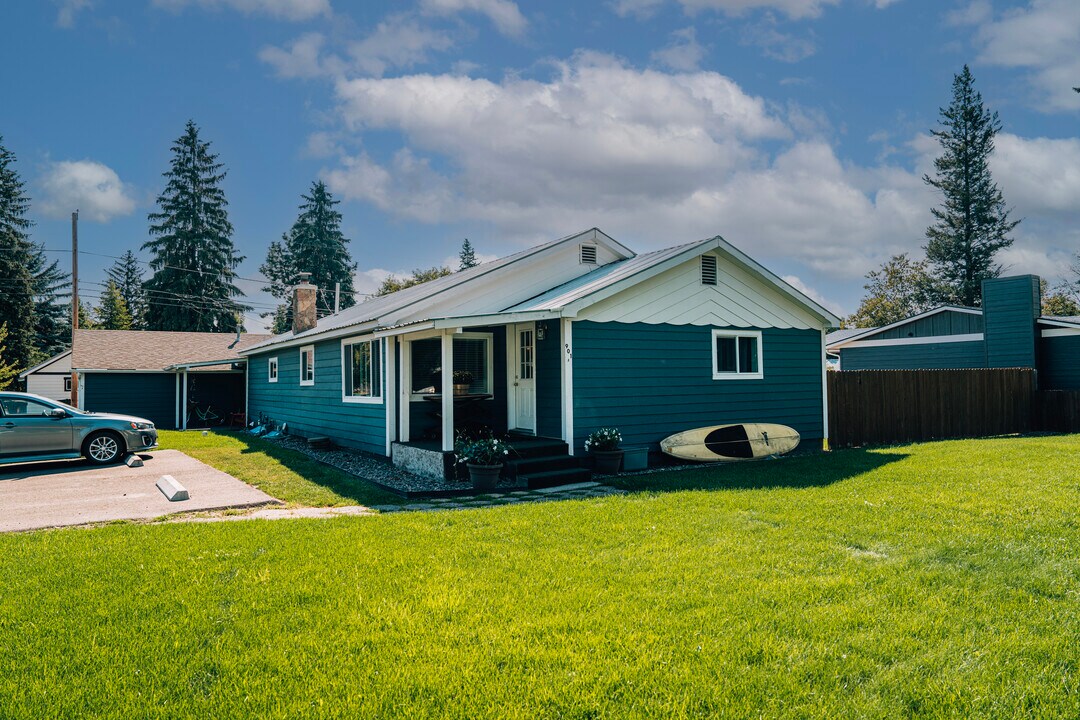 901 Kalispell Ave in Whitefish, MT - Foto de edificio