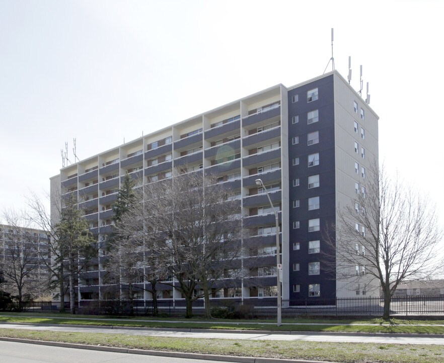 680 Regency Ct in Burlington, ON - Building Photo