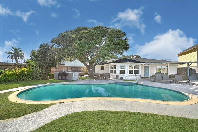 8010 Ocean Dr in Beach City, TX - Building Photo - Building Photo