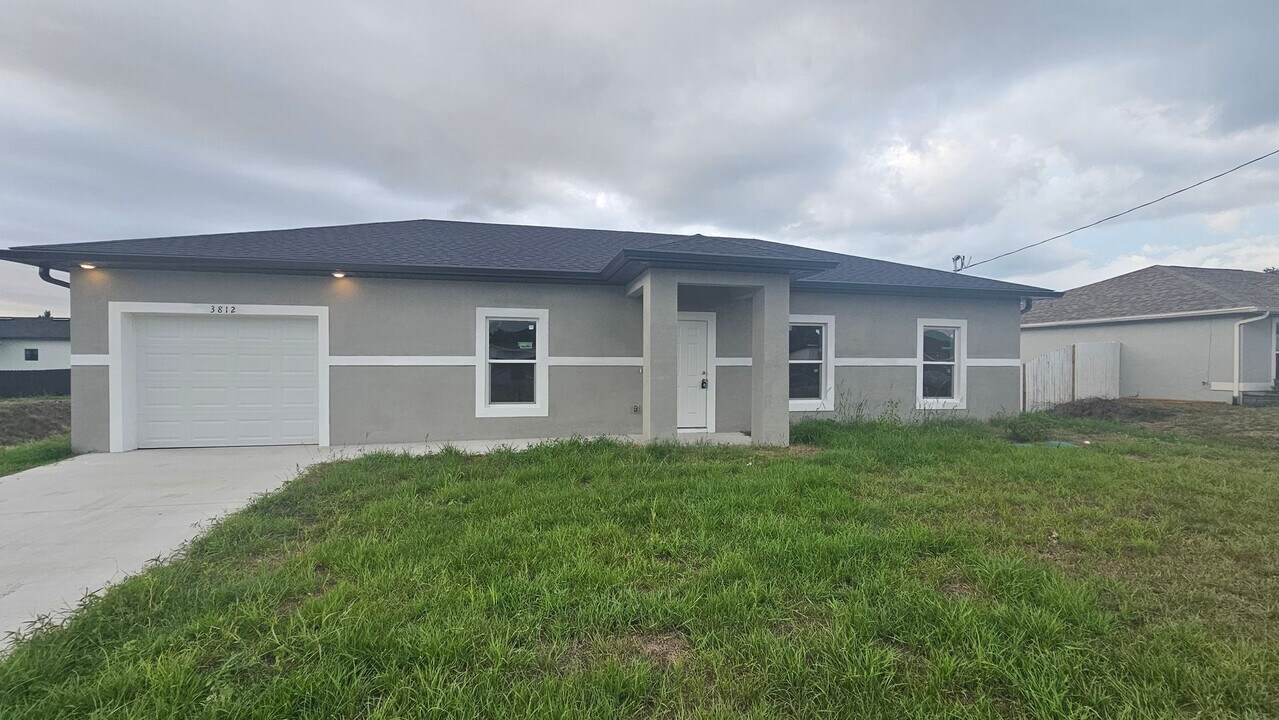 3812 25th St SW in Lehigh Acres, FL - Building Photo