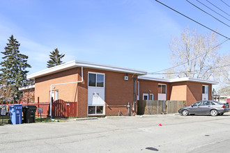 816 Mcneill Rd NE in Calgary, AB - Building Photo - Building Photo