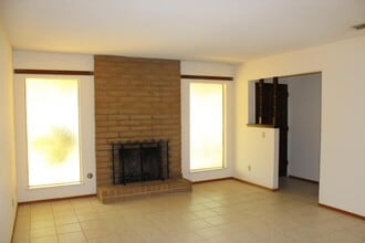 1985 Lynn Ln in Hanford, CA - Building Photo - Building Photo