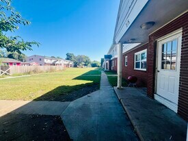 215 Miriam Dr, Unit B in Waterloo, IA - Building Photo