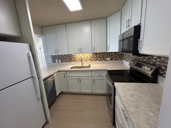 2575 Kuhio Ave. in Honolulu, HI - Building Photo - Building Photo