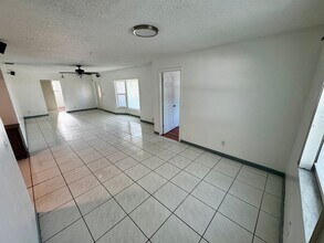 8900 NW 23rd St in Pembroke Pines, FL - Foto de edificio - Building Photo