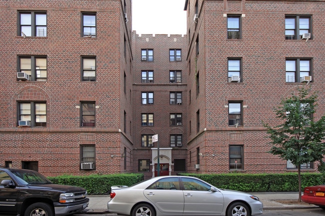 43-07 42nd St in Long Island City, NY - Foto de edificio - Building Photo