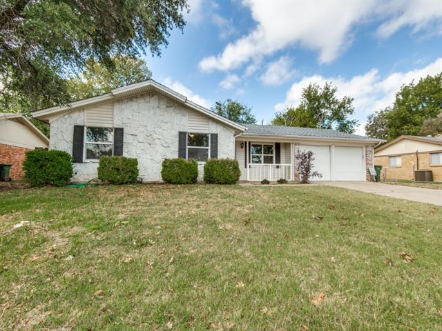 1417 Simpson Dr in Hurst, TX - Foto de edificio - Building Photo