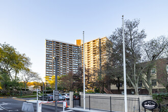 The Bay Club in Bayside, NY - Building Photo - Building Photo